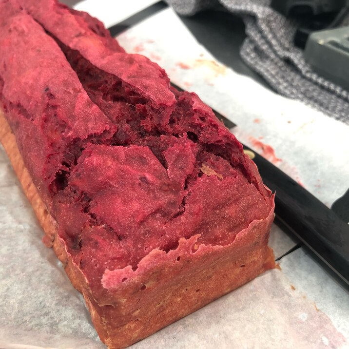 ビーツの赤いパウンドケーキ